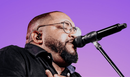 Cantor Tiee em imagem promocional do Spotfy, divulgada no Twitter do artista