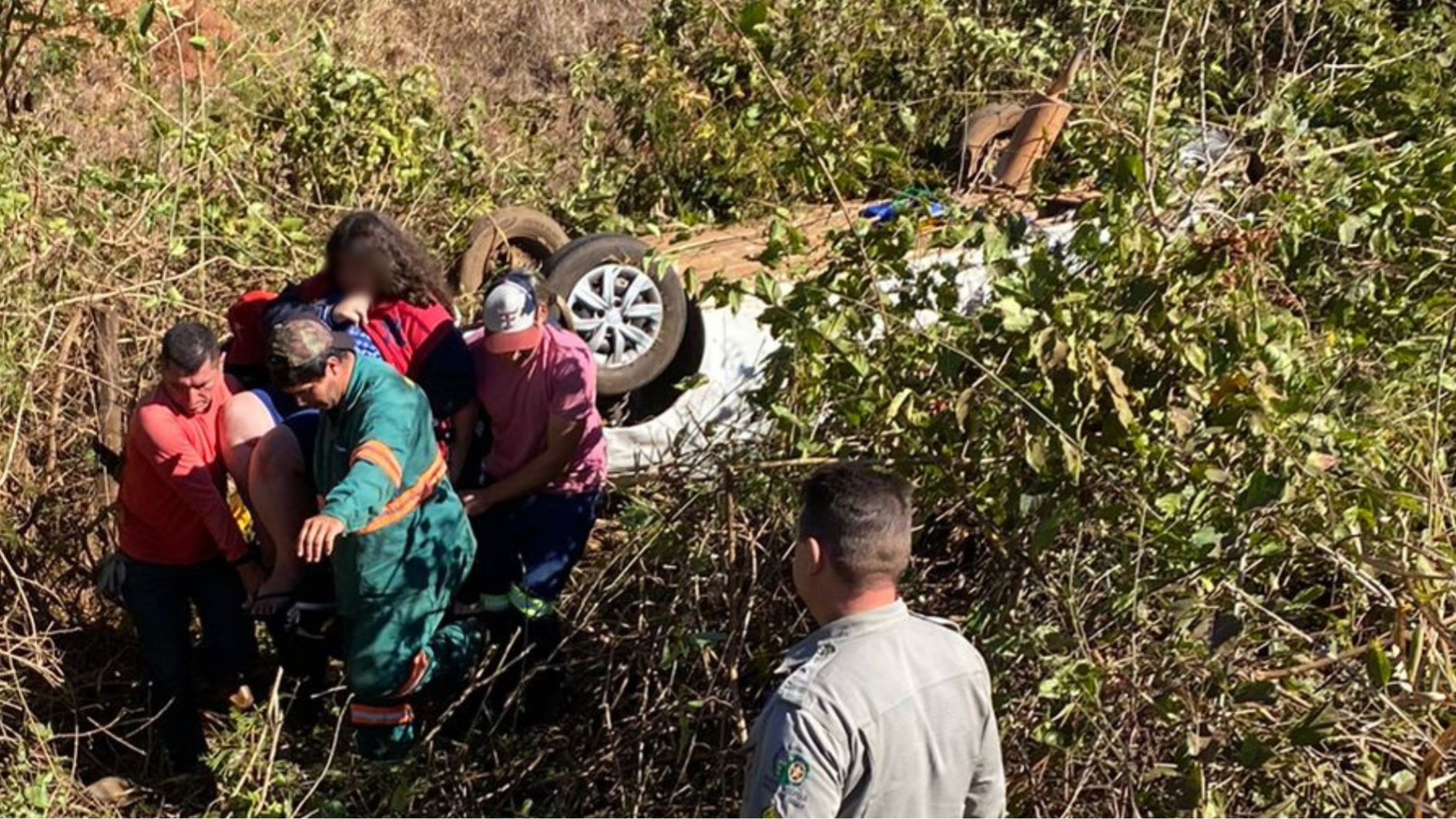 Motorista de aplicativo fez carro capotar e fingiu que havia morrido para escapar dos bandidos que a estupraram