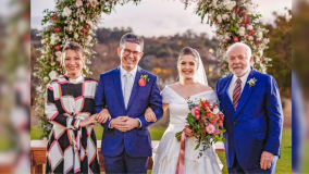 Randolfe e sua esposa Priscila ao lado dos seus padrinhos de casamento, Lula e Janja