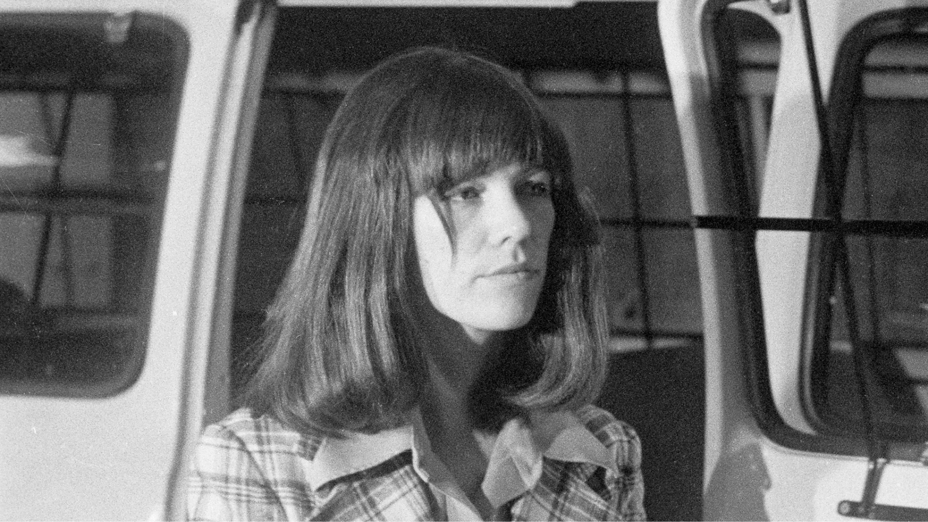 Leslie Van Houten cumpre prisão perpétua por assassinado relacionados à seita "família Manson"