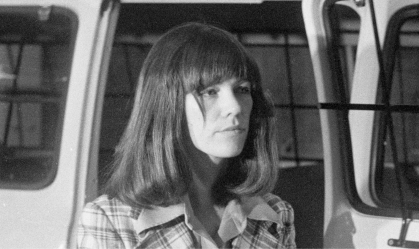 Leslie Van Houten cumpre prisão perpétua por assassinado relacionados à seita "família Manson"