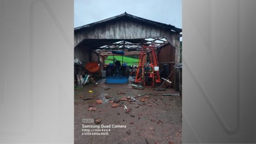Galpão ficou destelhado após passagem do ciclone no município de Bom Progresso (RS)