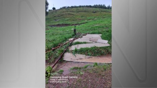 Telhas no chão após passagem do ciclone no município de Bom Progresso (RS)