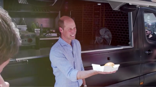 Príncipe William surpreende clientes de food truck ao aparecer servindo hambúrgueres