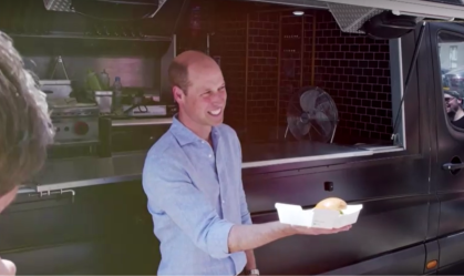 Príncipe William surpreende clientes de food truck ao aparecer servindo hambúrgueres