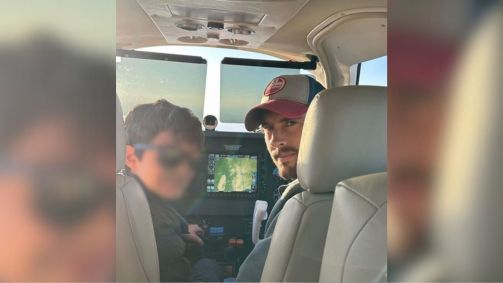 Garon Maia e seu filho de 12 anos a bordo de um avião, na cabine de pilotagem