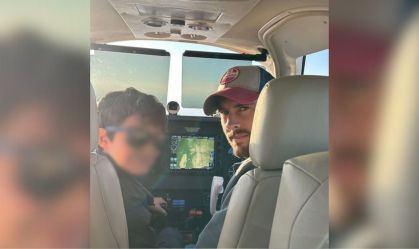 Garon Maia e seu filho de 12 anos a bordo de um avião, na cabine de pilotagem