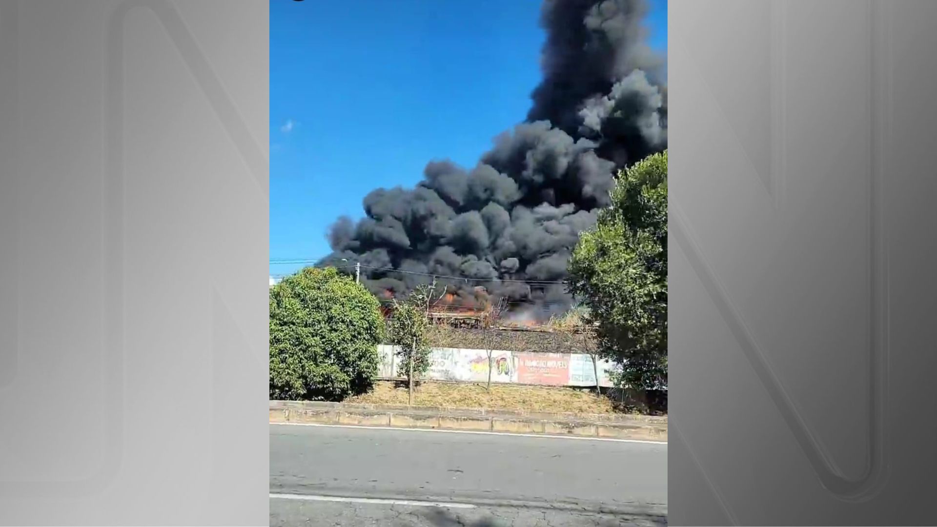 Incêndio atinge a Estação Ferroviária Imbiruçu, localizada na Avenida Juiz Marco Tulio Isaac, em Betim, região metropolitana de Belo Horizonte