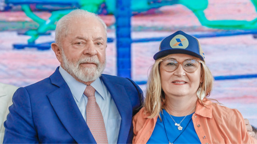 Presidente Lula e a presidenta da Caixa, Maria Rita Serrano durante a cerimônia de sanção do novo Minha Casa, Minha Vida nesta quinta-feira (13)