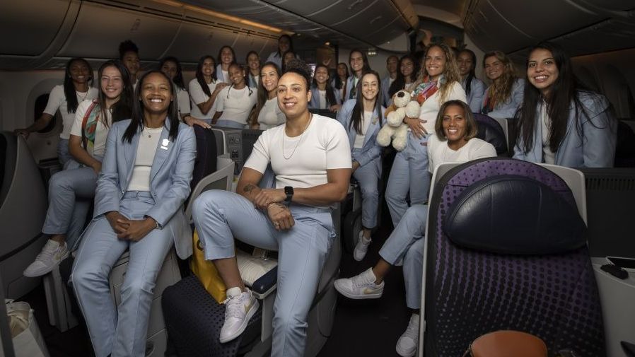 Jogadoras da Seleção Feminina posam para foto antes de embarque para a Austrália