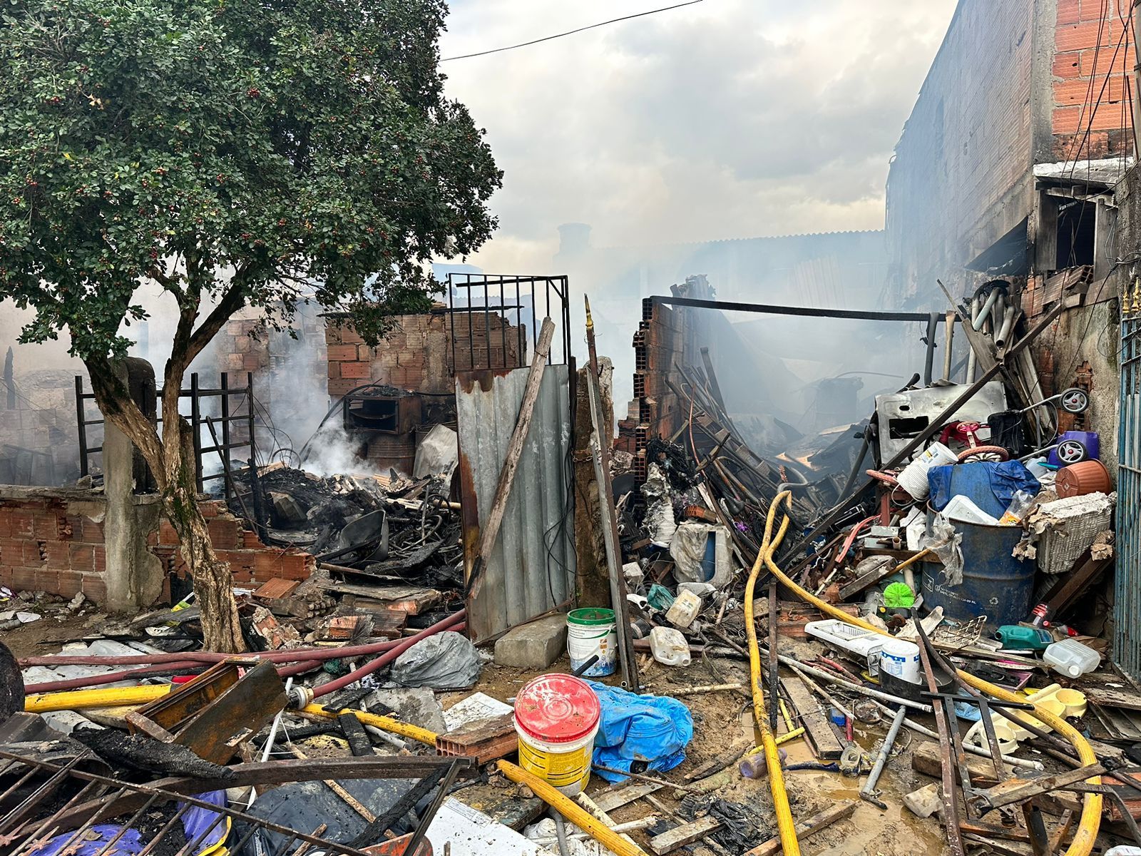 Escombros de incêndio em abrigo de cães na cidade da Serra (ES) / Defesa Civil/PMS (16/07/2023)