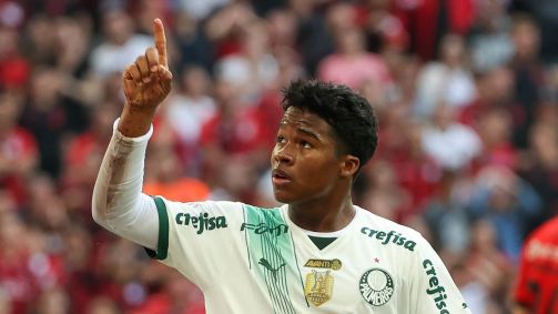 Endrick comemora gol contra o Athletico, pelo Campeonato Brasileiro
