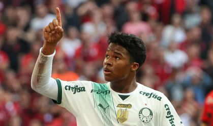 Endrick comemora gol contra o Athletico, pelo Campeonato Brasileiro