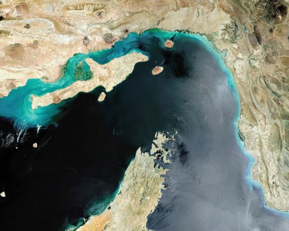 Imagem de satélite mostra o Estreito de Ormuz, região estratégica e considerada a mais delicada junto ao golfo de Omã / Gallo Images / Copernicus Sentinel 2017/ Orbital Horizon
