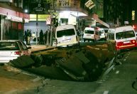 Carros voam após explosão em rua movimentada na África do Sul; veja vídeo