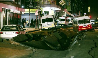 Carros voam após explosão em rua movimentada na África do Sul; veja vídeo