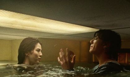 Jungkook, do BTS, faz de tudo para reconquistar o mozão em clipe de "SEVEN"