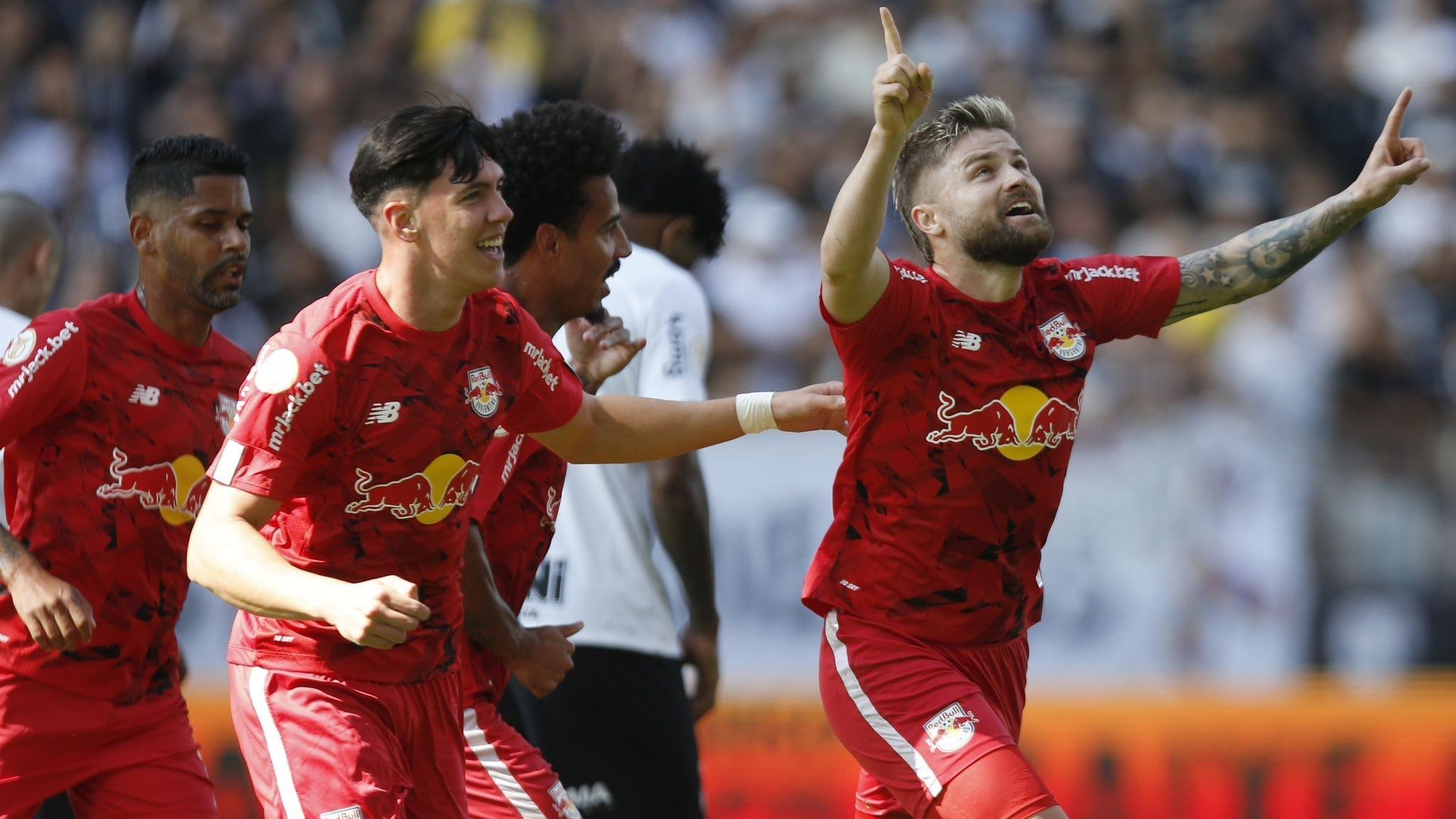 Sasha comemora gol marcado contra o Corinthians
