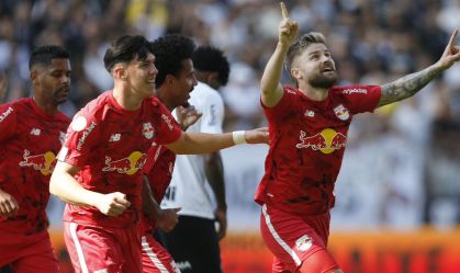 Sasha comemora gol marcado contra o Corinthians