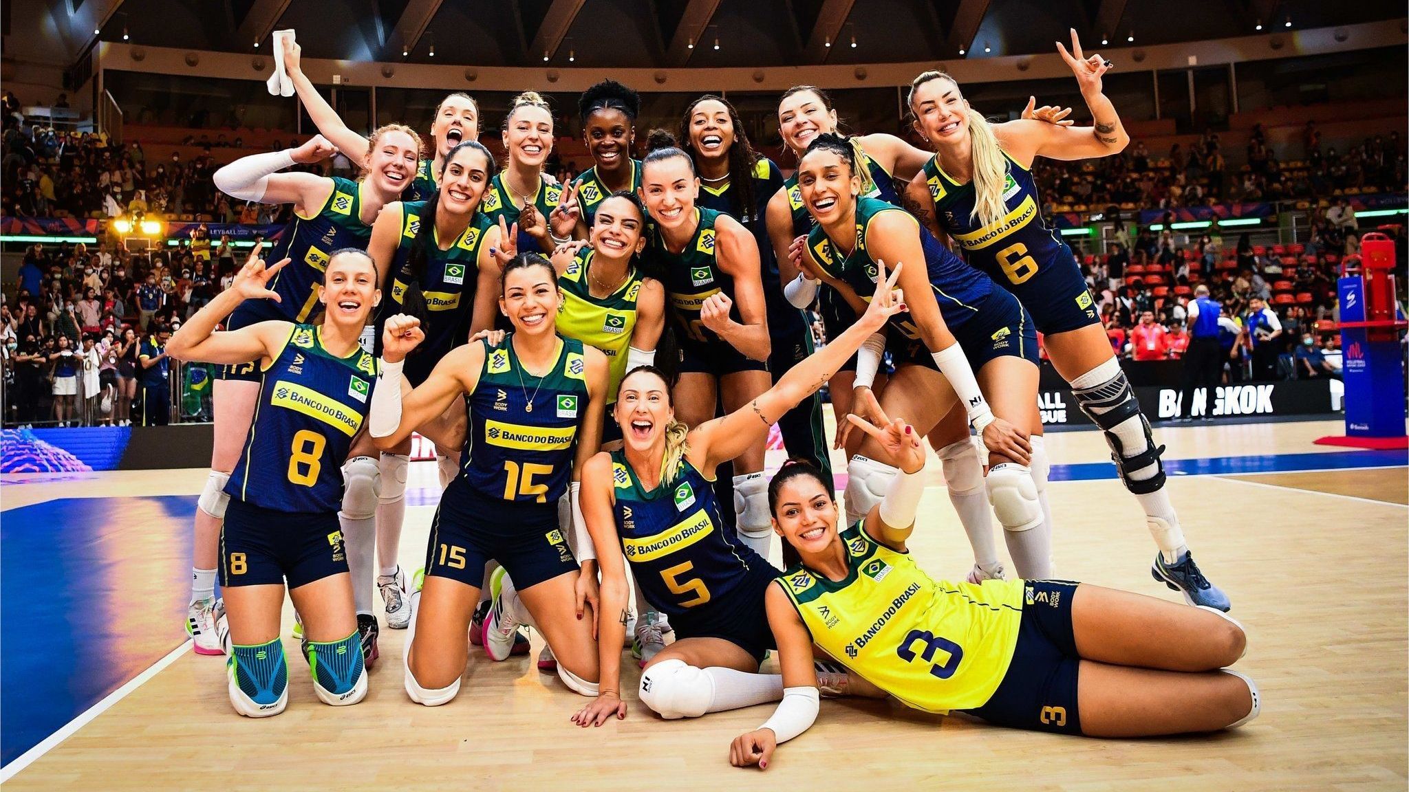Seleção Brasileira Feminina de Vôlei comemora vitória contra a Tailândia