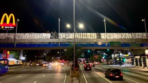 Faixas de protesto instaladas em passarela, em São Paulo
