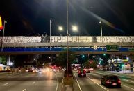 Torcedores do Corinthians espalham faixas de protesto em vias de São Paulo