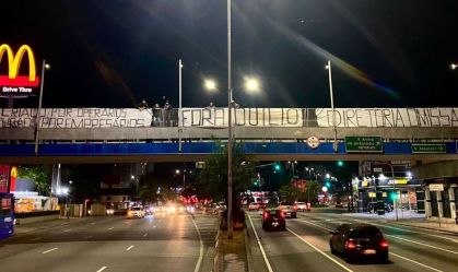 Faixas de protesto instaladas em passarela, em São Paulo
