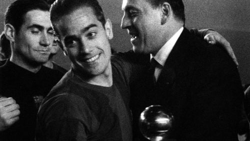 Luis Suárez com o prêmio de Bola de Ouro