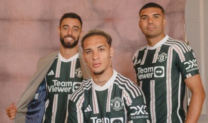 Bruno Fernandes, Antony e Casemiro com a nova camisa de visitante do Manchester United