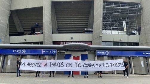 Torcedores do PSG protestam contra contração de atacante sérvio