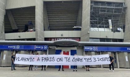 Ultras do PSG ameaçam sérvio Vlahovic: "Te cortaremos os três dedos"