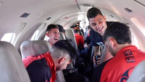 Jogadores do Patronato se apertam em avião