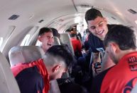 No aperto: avião que traz o Patronato, rival do Botafogo, chama a atenção; veja imagens
