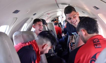 No aperto: avião que traz o Patronato, rival do Botafogo, chama a atenção; veja imagens