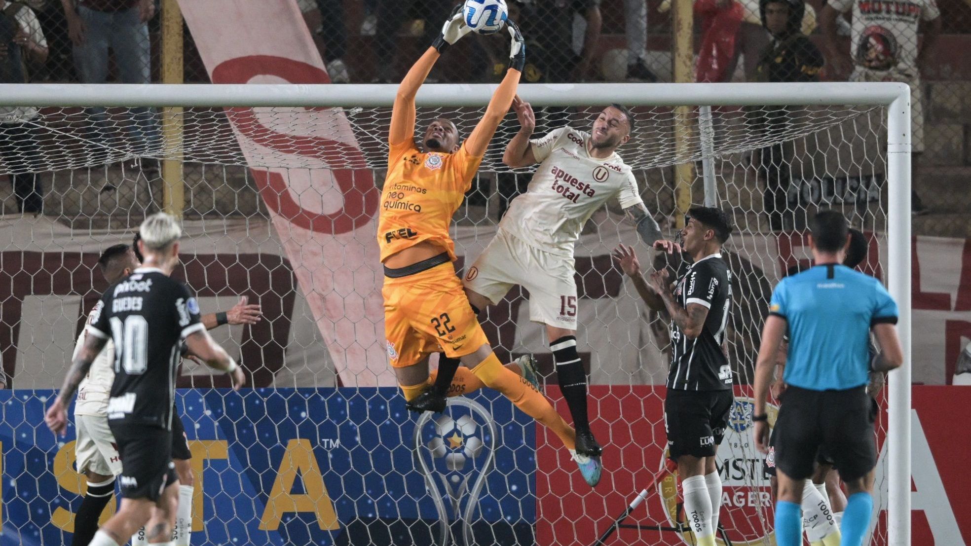 Carlos Miguel faz defesa em Universitario x Corinthians