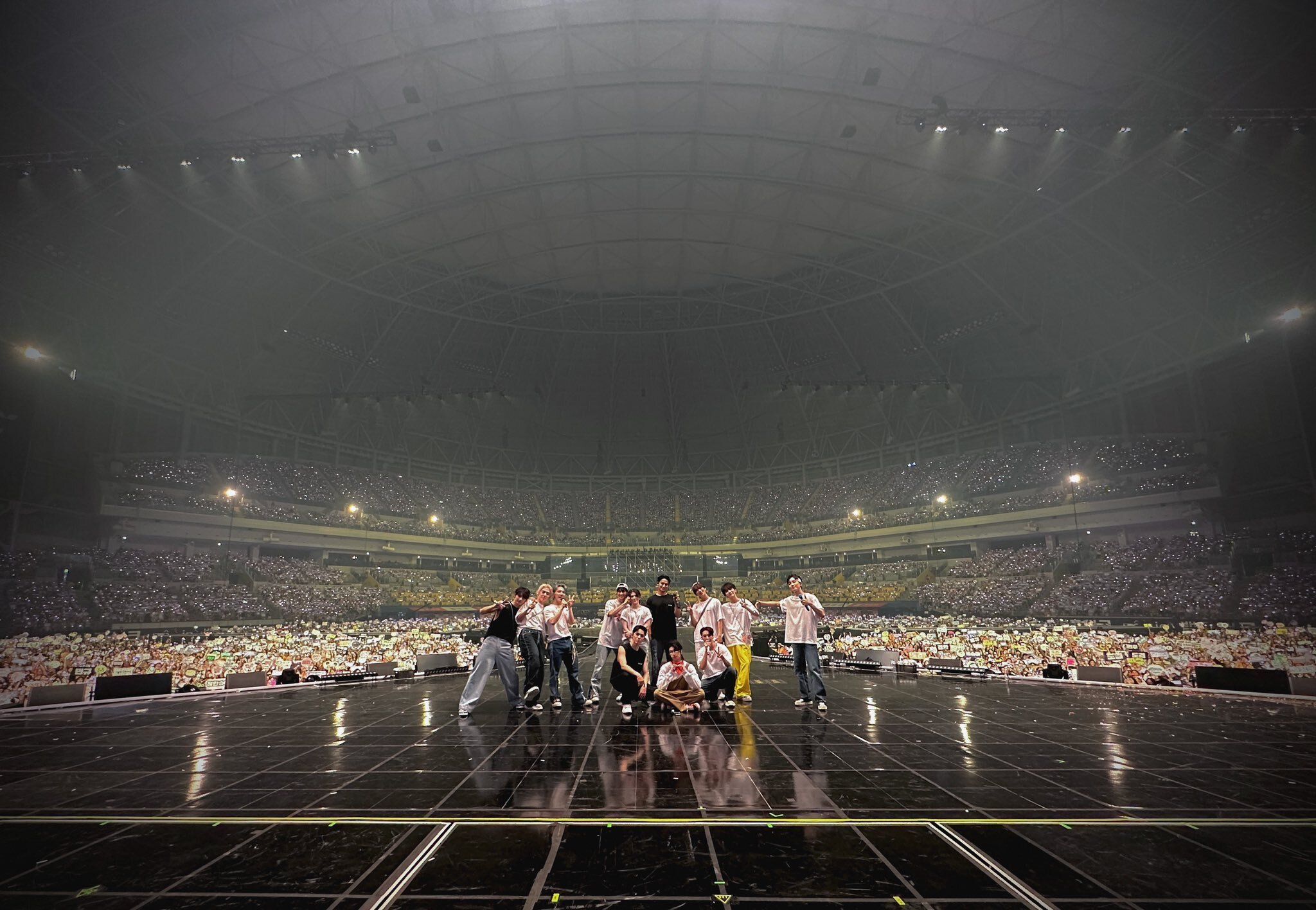 SEVENTEEN entrega show de quase quatro horas cheio de energia na