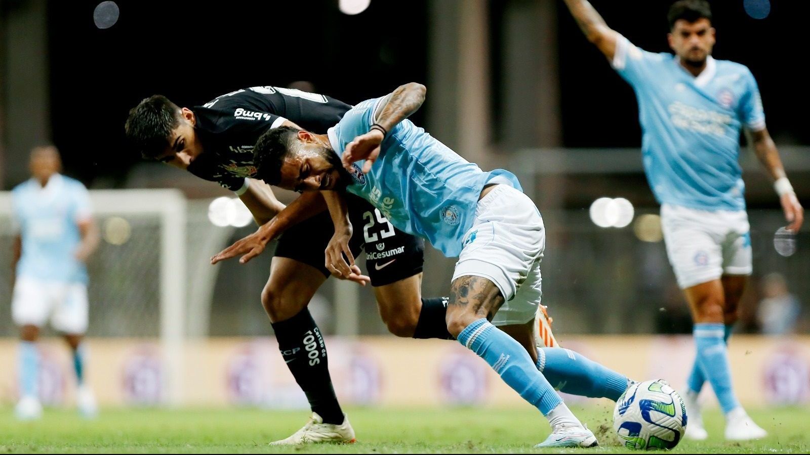 Bahia e Corinthians empatam sem gols na Fonte Nova