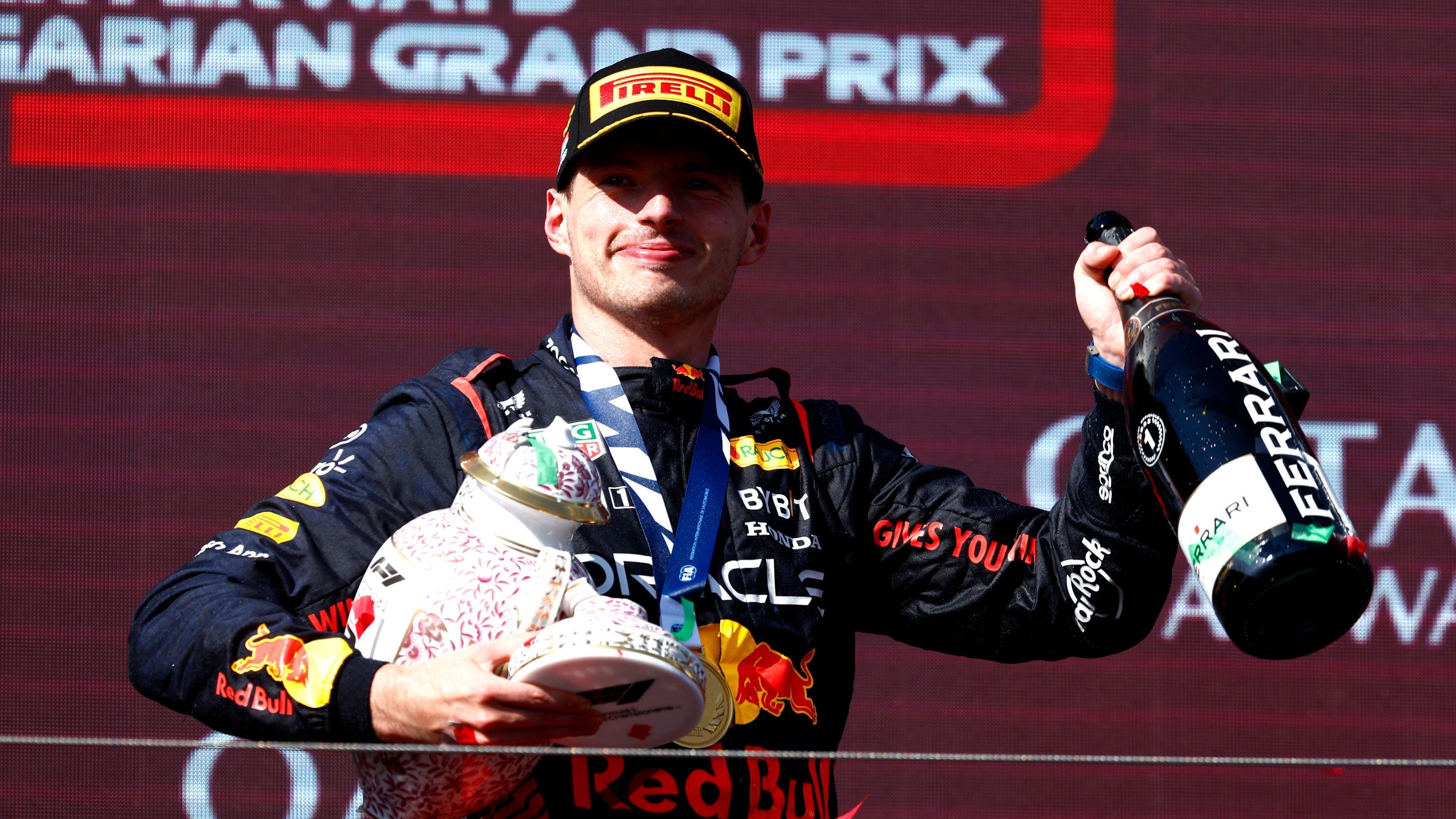 Max Verstappen, da Red Bull, comemora no pódio com o troféu após vencer o Grande Prêmio da Hungria