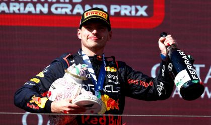 Max Verstappen, da Red Bull, comemora no pódio com o troféu após vencer o Grande Prêmio da Hungria