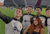 Anitta visita treino do Barcelona e ganha camisa personalizada; veja