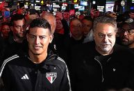 James Rodriguez é recebido com festa por torcedores do São Paulo em aeroporto