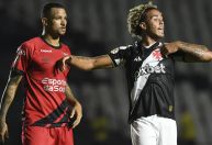 Pior mandante do Brasileirão, Vasco perde para o Athletico-PR e afunda na lanterna