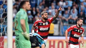 Gabigol comemora o primeiro gol do Flamengo contra o Grêmio, em Porto Alegre