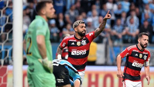 Gabigol comemora o primeiro gol do Flamengo contra o Grêmio, em Porto Alegre