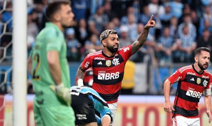 Gabigol comemora o primeiro gol do Flamengo contra o Grêmio, em Porto Alegre