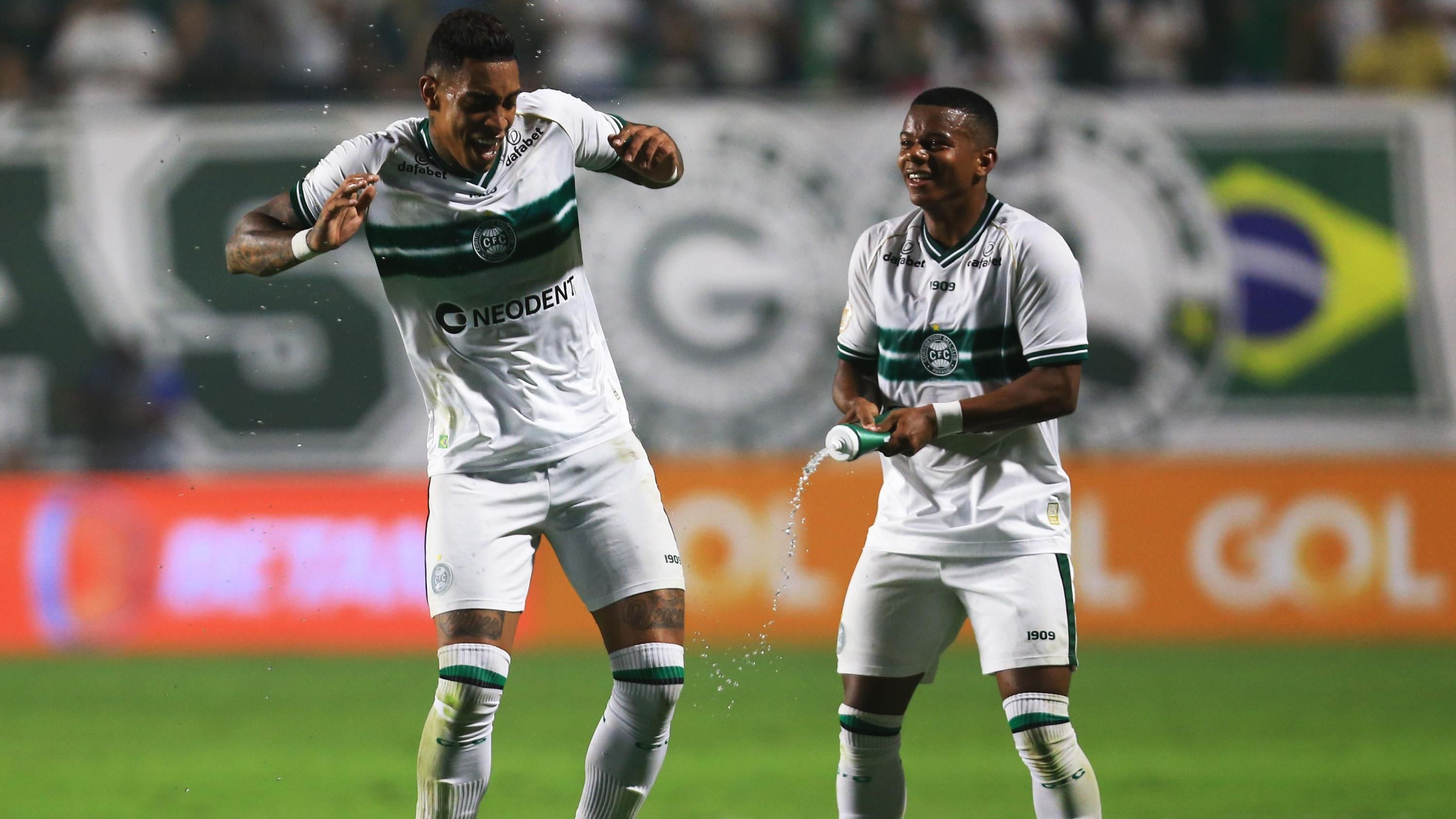 Alef Manga dança na comemoração do primeiro gol do Coritiba sobre o Goiás