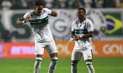 Alef Manga dança na comemoração do primeiro gol do Coritiba sobre o Goiás