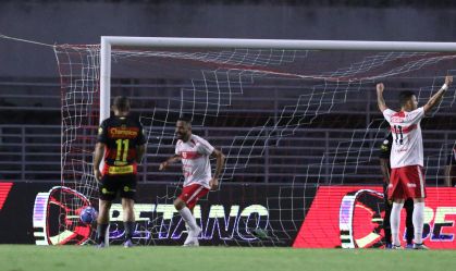 Goleiro reserva do Sport sofre falha bizarra em derrota para o CRB; veja o lance