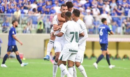 Jogadores do Goiás comemoram o gol de João Magno sobre o Cruzeiro