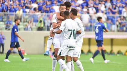 Jogadores do Goiás comemoram o gol de João Magno sobre o Cruzeiro